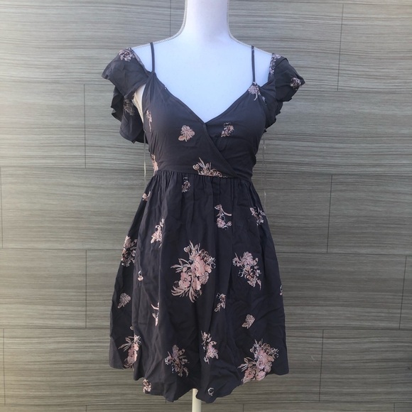 cold shoulder dress Size Small New - Picture 1 of 8